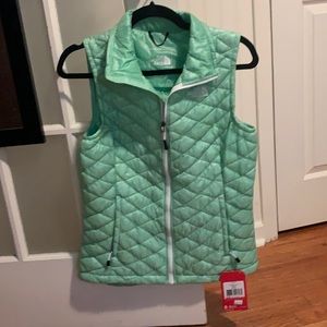 The north face thermoball vest in green ash